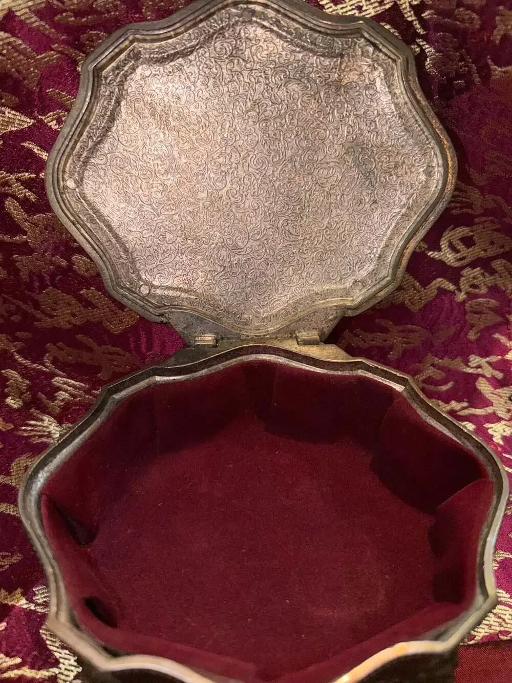 Vtg International Silver Co. Lion Head Paw Footed Silver Plated Jewelry Box